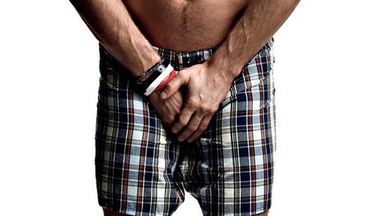 Një burrë kryen një masazh testikular për të rritur fuqinë
