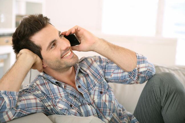 Duke u ndjerë i eksituar, një burrë do të flasë me një grua për një kohë të gjatë në telefon